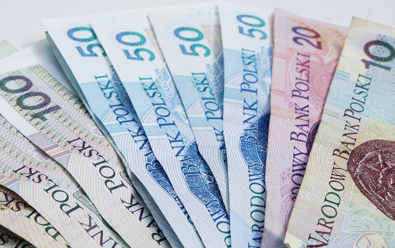 Polskie banknoty o różnych nominałach w układzie wachlarza