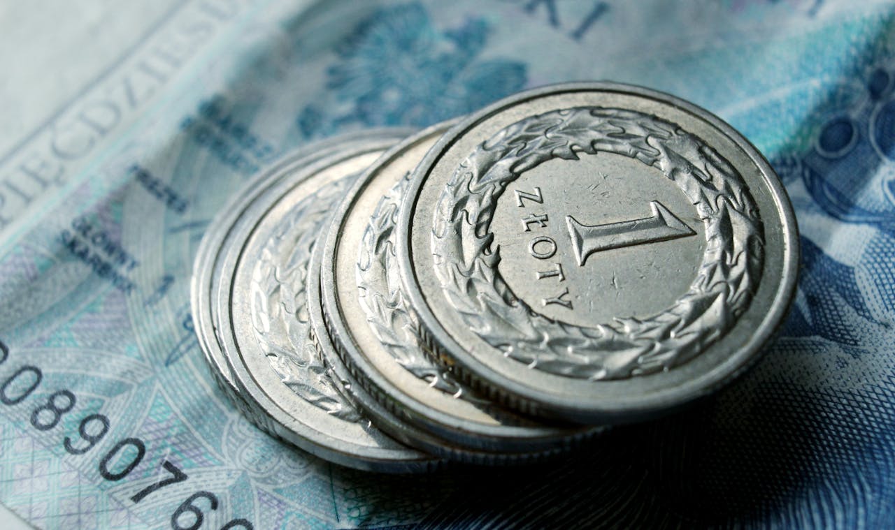 Obligacje 3-letnie i polskie monety jednozłotowe jako symbol oszczędzania