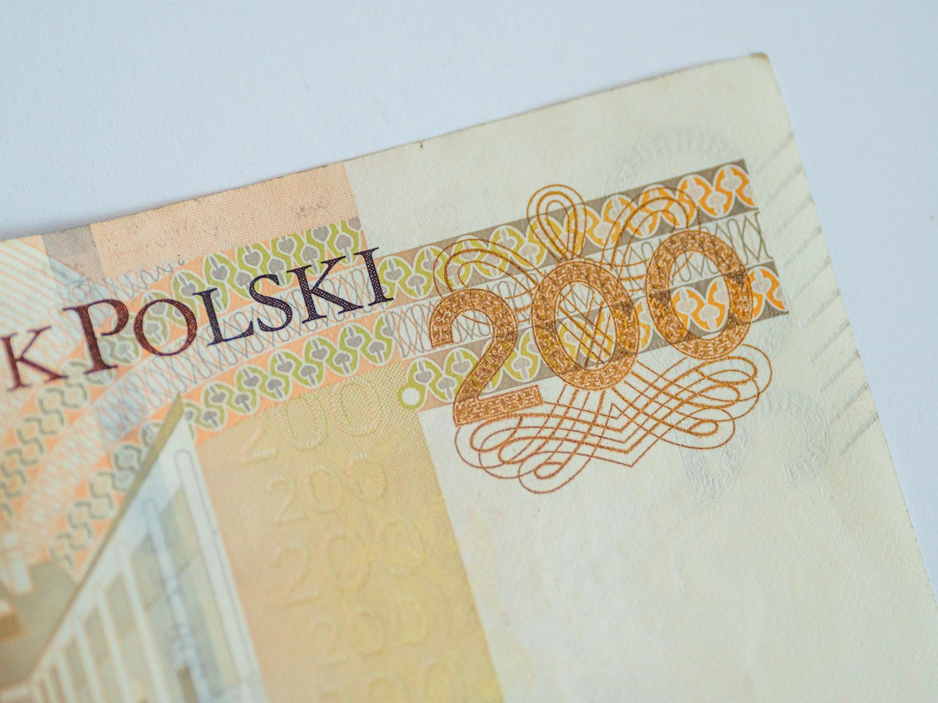 Obligacje 3-letnie i detal banknotu 200 zł w zbliżeniu